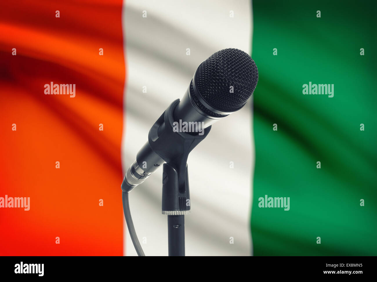 Mikrofon mit Nationalflagge auf Hintergrund-Serie - Côte d ' Ivoire Stockfoto