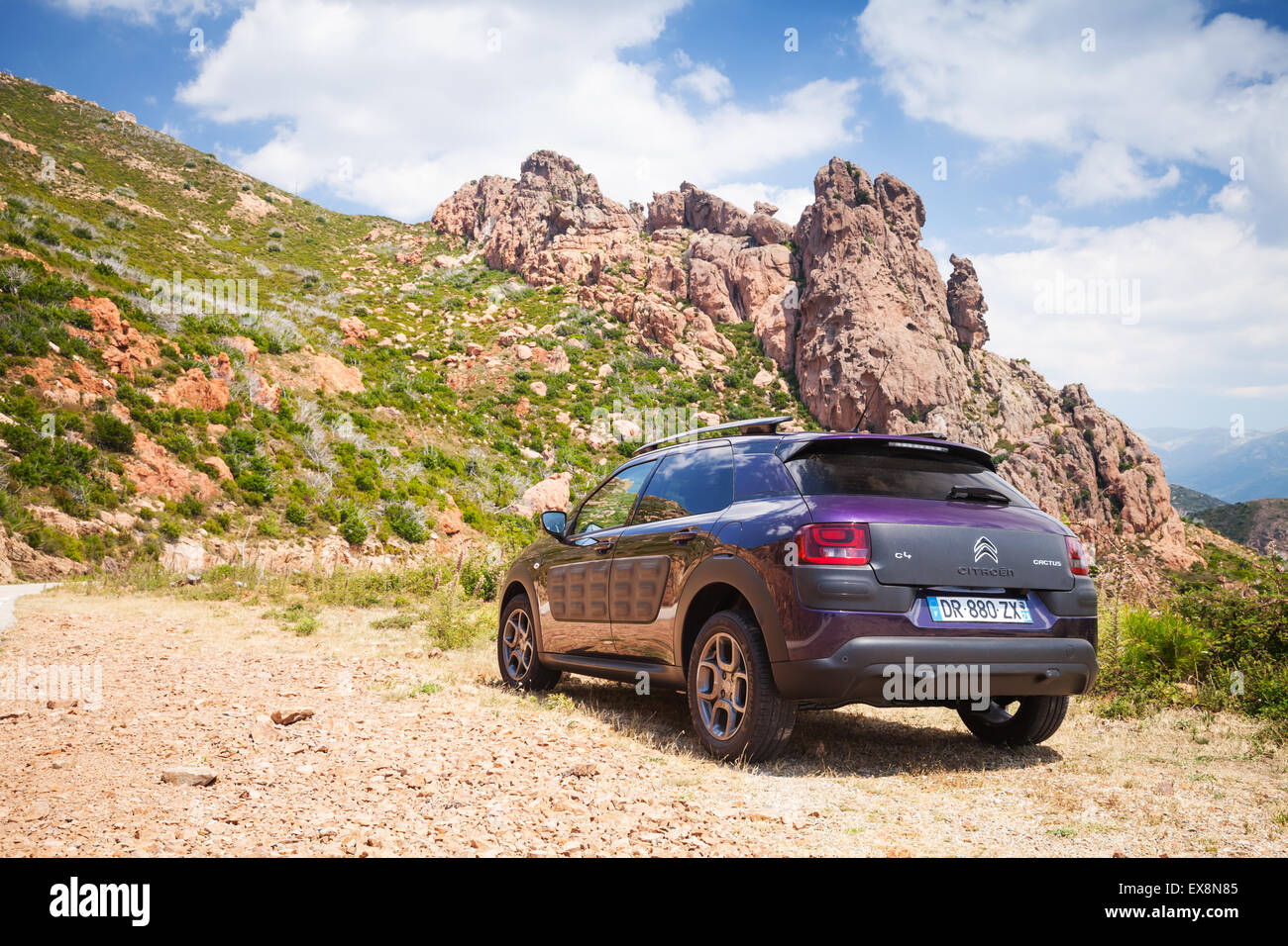 Propriano, Frankreich - 1. Juli 2015: Dunkelviolett steht Citroen C4-Kaktus auf dem felsigen Straßenrand, Korsika, Frankreich Stockfoto