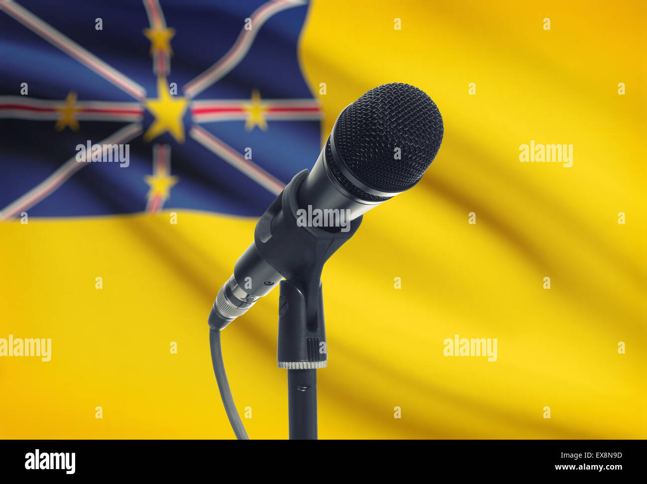 Mikrofon mit Nationalflagge auf Hintergrund-Serie - Niue Stockfoto