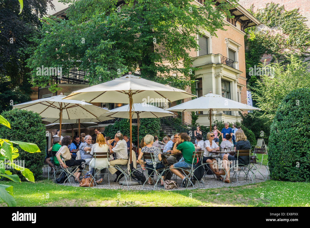 Das Wintergarten-Café im Garten des Literaturhaus in Berlin Deutschland Stockfoto