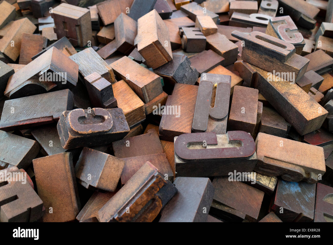 Haufen von alten geschnitzt Holzbuchstaben Stockfoto