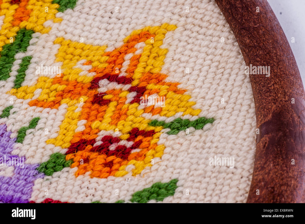Cross Stitch bunte Blume Stickerei auf Leinwand Stockfotografie - Alamy