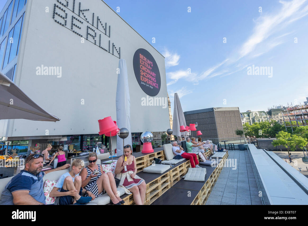 Bar auf der Dachterrasse im Bikini Berlin neues Einkaufszentrum in Berlin  Deutschland Stockfotografie - Alamy