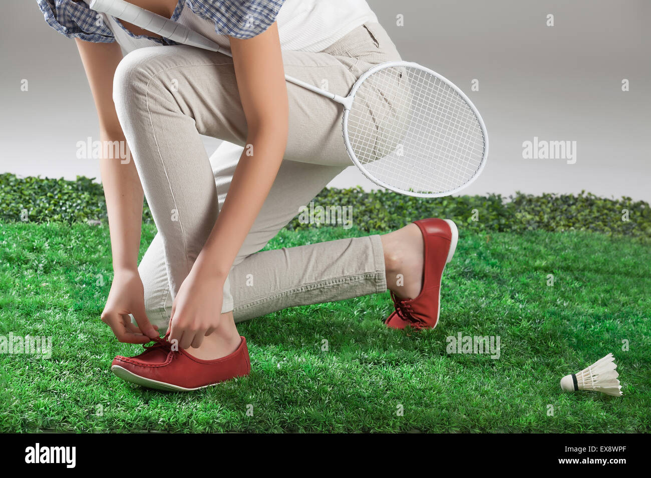 Frau Frauen weibliche Weiblichkeit Badminton Bein Schläger Federball Grasgrün Sport Natur Körper Teil schließen sich Outdoor-Schuhe Stockfoto