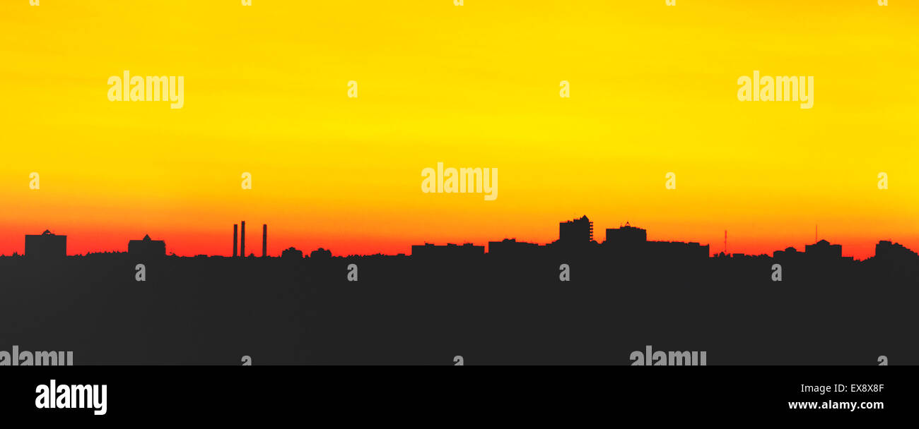 Orange Sonnenuntergang über Großstadt im Sommer Stockfoto