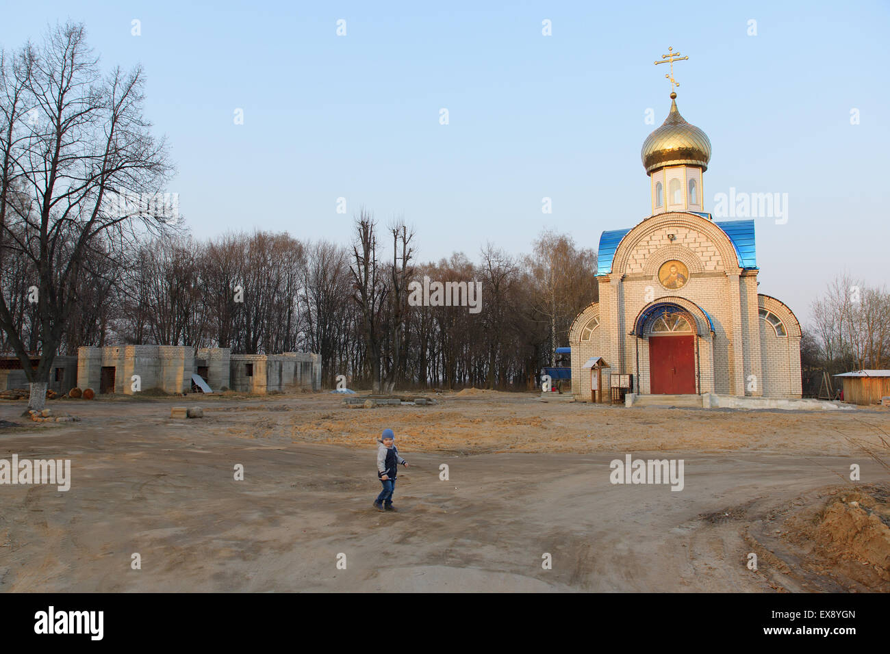 vor kurzem Postoroyenny Backsteinkirche mit einer goldenen Kuppel unter dem blauen Himmel Stockfoto