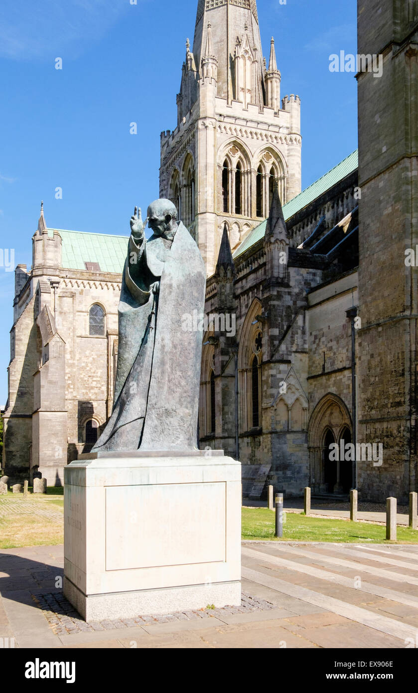 Bronze-Statue des Schutzheiligen Richard außerhalb Chichester Kathedrale-Kirche der Heiligen Dreifaltigkeit in Stadt von Chichester West Sussex England UK Stockfoto