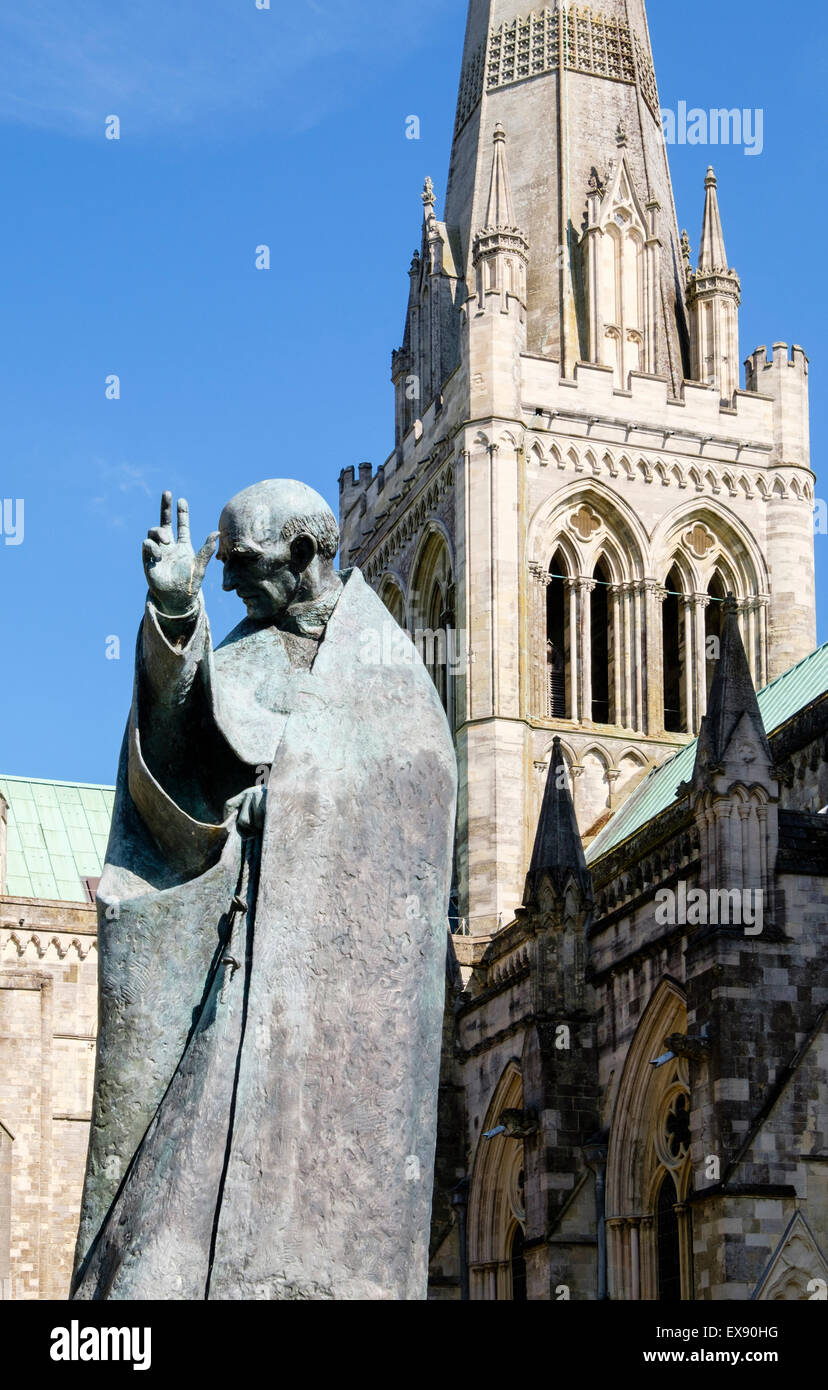 Bronze-Statue des Schutzheiligen Richard außerhalb Chichester Kathedrale-Kirche der Heiligen Dreifaltigkeit. Chichester West Sussex England UK Stockfoto
