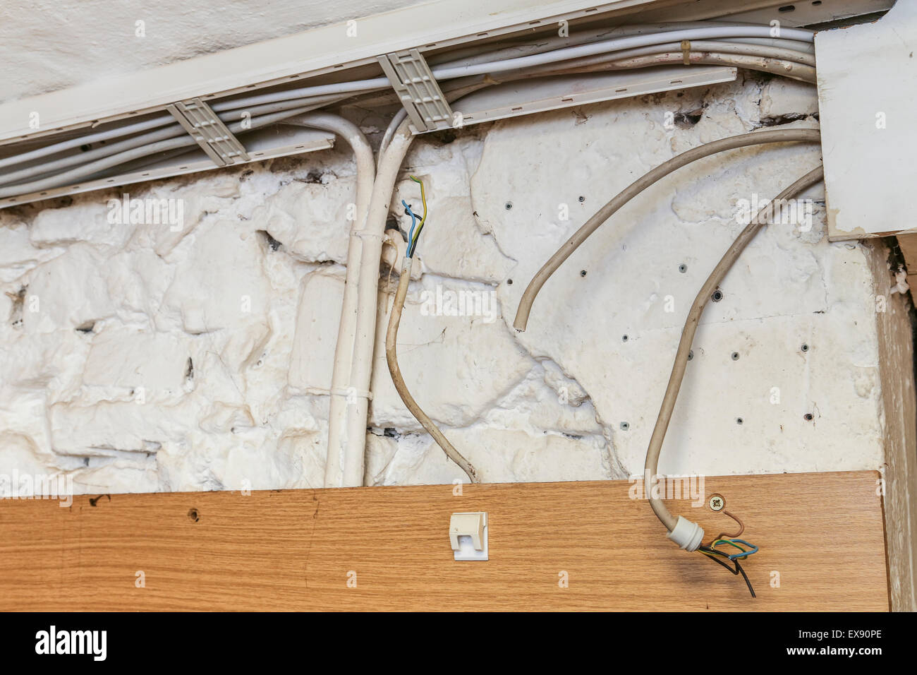 Locker und enthaltenen Energie Kabel ein verlassenes Gebäude Stockfoto
