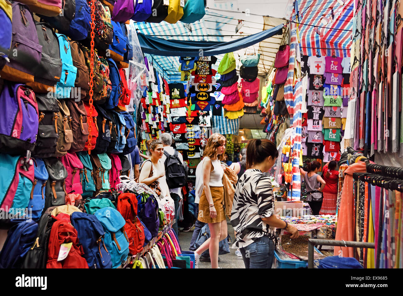 Belebte Straße mit Werbung Schilder Mong Kok (Nathan und Waterloo Road Argyle Street Bezirk) Kowloon Hong Kong China Stockfoto