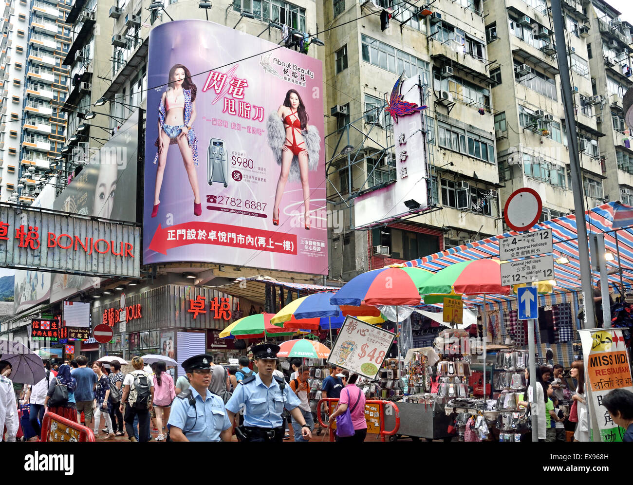 Belebte Straße mit Werbung Schilder Mong Kok (Nathan und Waterloo Road Argyle Street Bezirk) Kowloon Hong Kong China Stockfoto