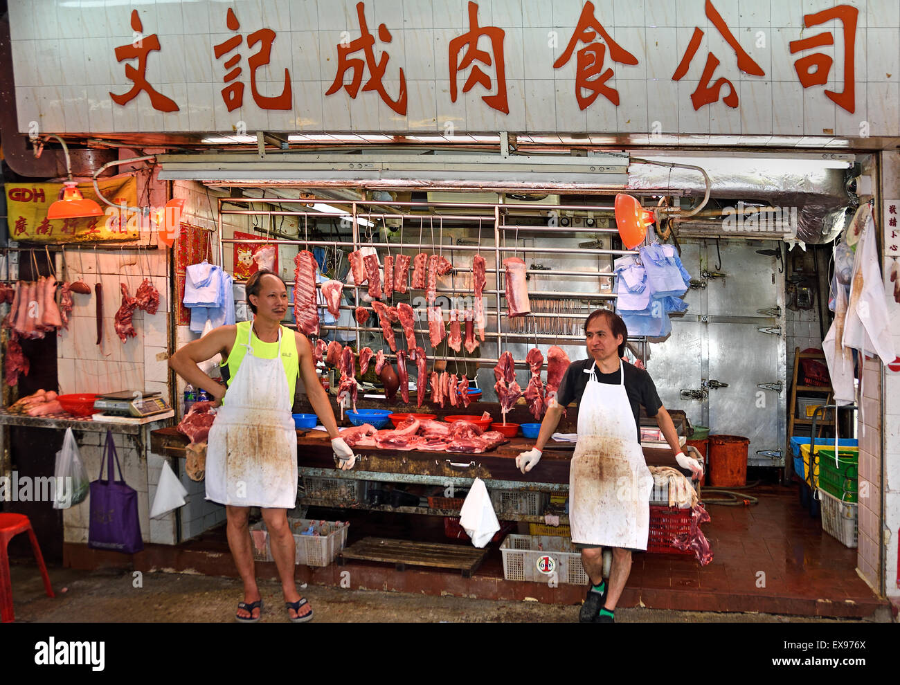 Belebte Straße mit Werbung Schilder Mong Kok (Nathan und Waterloo Road Argyle Street Bezirk) Kowloon Hong Kong China Stockfoto