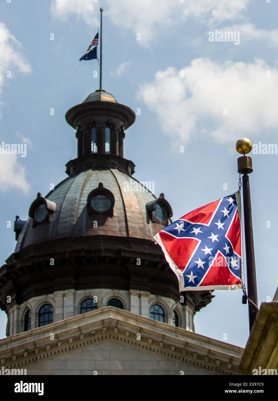 Konföderierten Schlacht Flagge fliegt aus South Carolina State House Gründen. Stockfoto