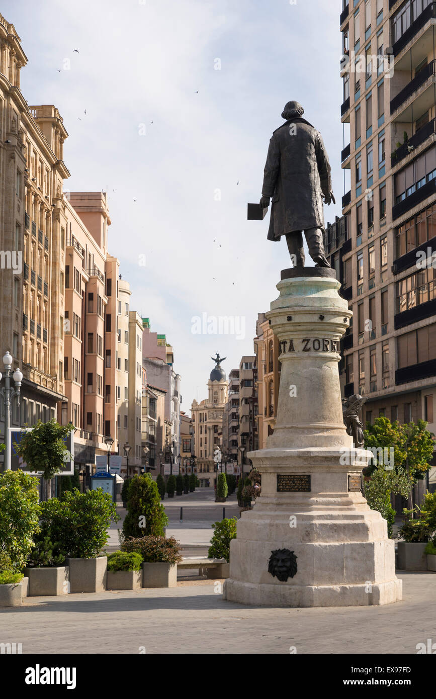 Schriftsteller José Zorrilla Statue mit Blick auf die Straßen von Santiago, Valladolid, Spanien Stockfoto