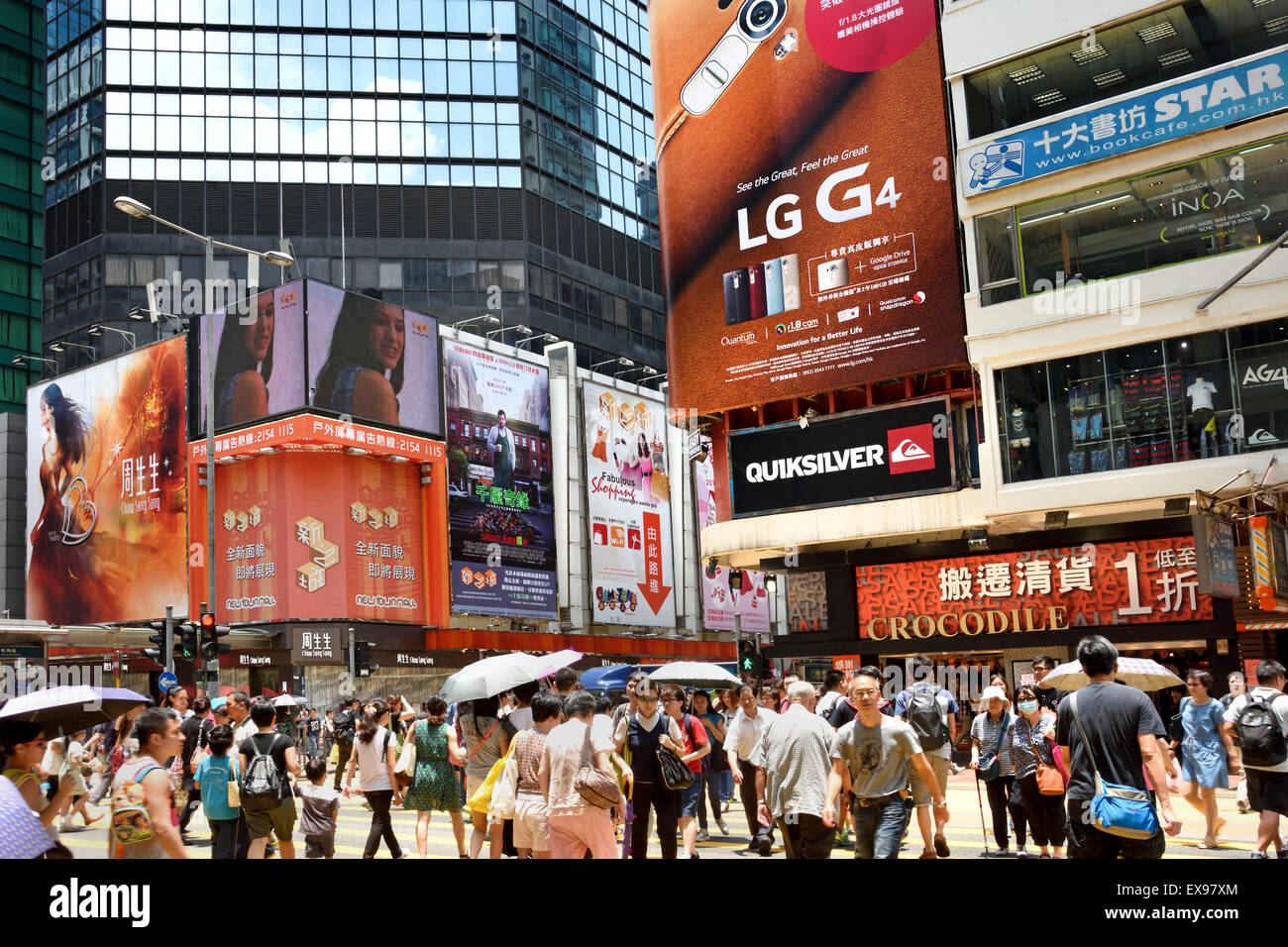 Belebte Straße mit Werbung Schilder Mong Kok (Nathan und Waterloo Road Argyle Street Bezirk) Kowloon Hong Kong China Stockfoto