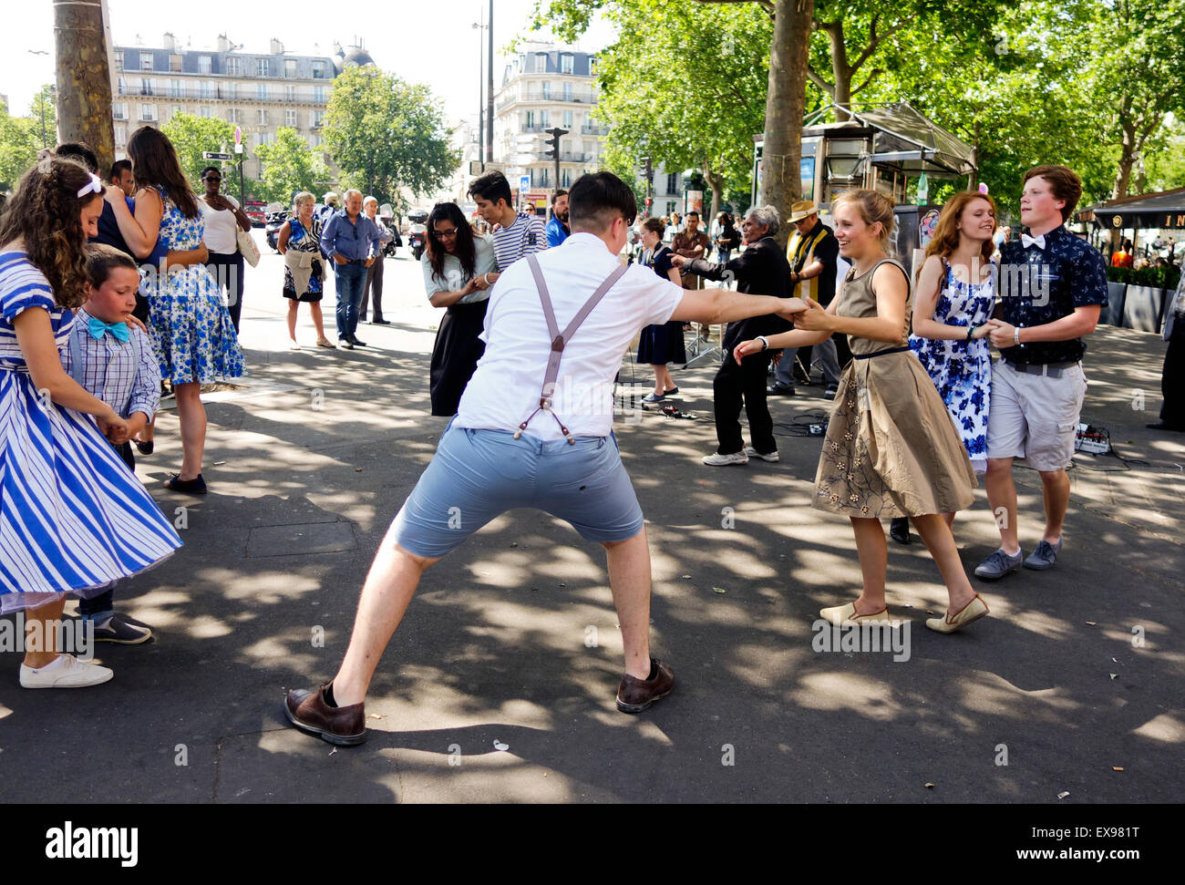 Lindy Hop Tänzer mit swing Band hinter, im Freien am Place de Bastille, Paris, Frankreich. Stockfoto