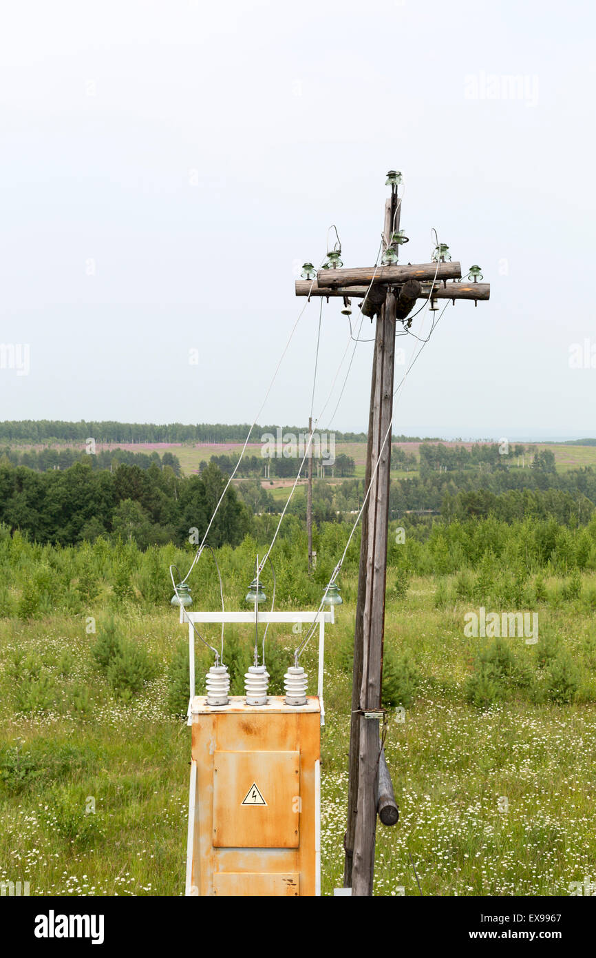 Alt und rostig Umspannwerk installiert außerhalb der Stadt Stockfoto