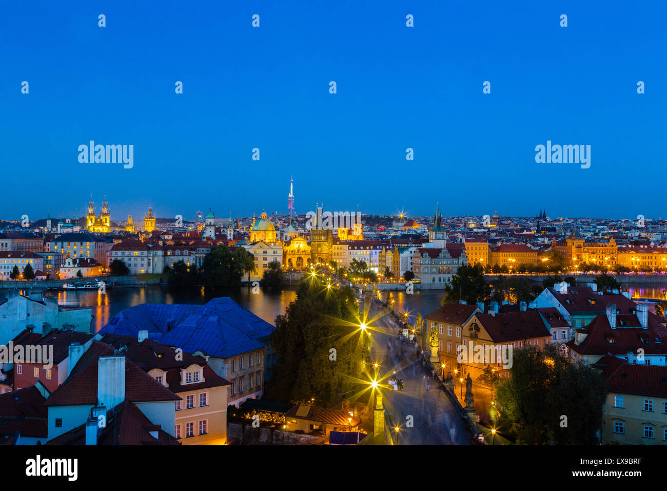 Nachtansicht der Sehenswürdigkeiten in Prag: Karlsbrücke, die Türme und die Kirche der Mutter Gottes vor Tyn Stockfoto