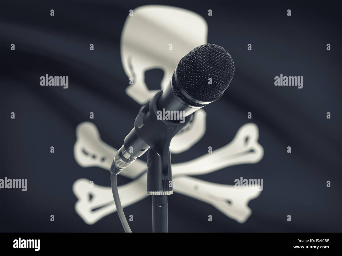 Mikrofon mit Flagge auf Hintergrund-Serie - Jolly Roger Stockfoto