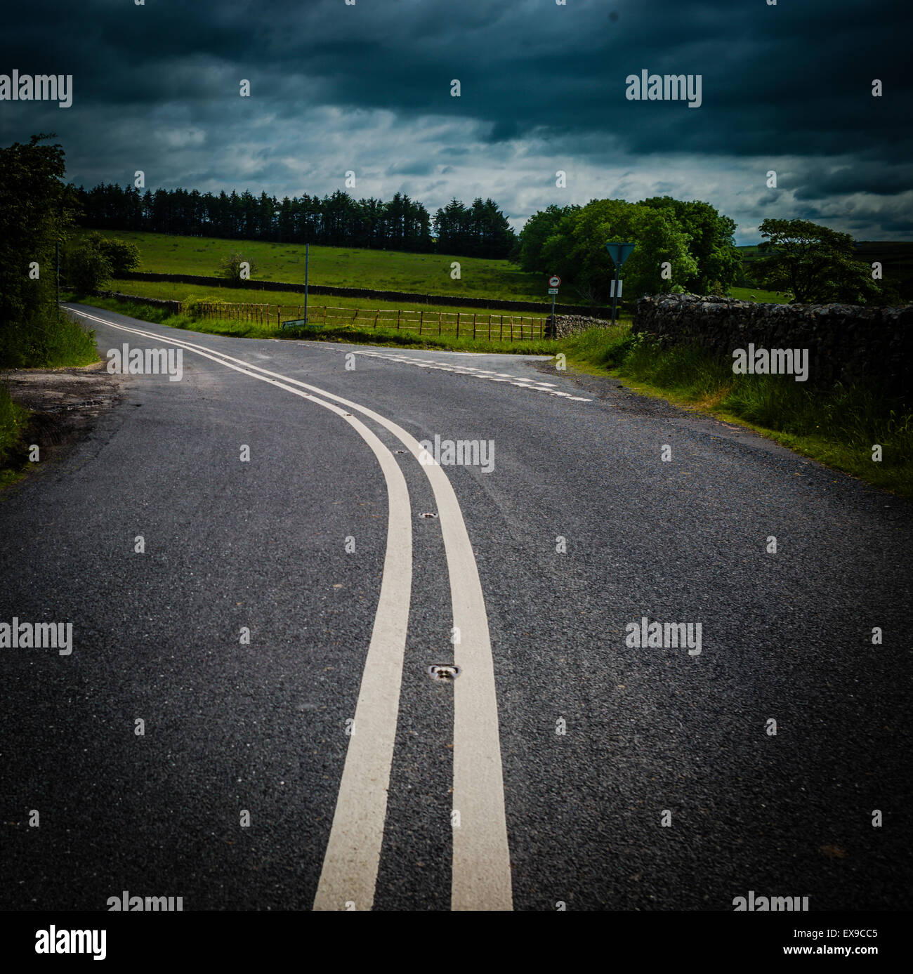 Doppelte weiße Linien auf der Landstraße, Lancashire. Stockfoto