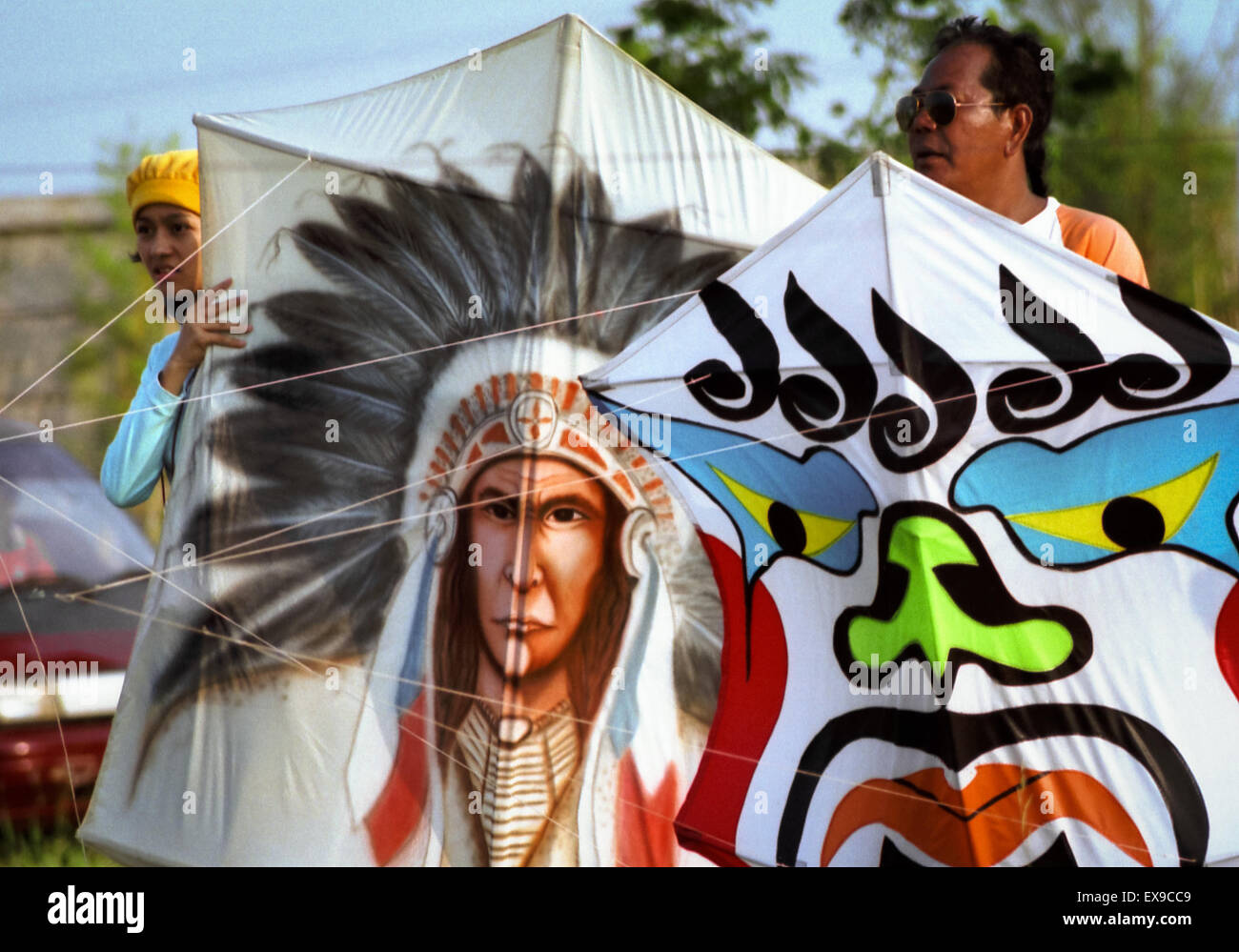 Menschen, die während des Jakarta International Kite Festivals 2004 in Jakarta vom 9. Bis 11. Juli 2004 Drachen halten. Stockfoto