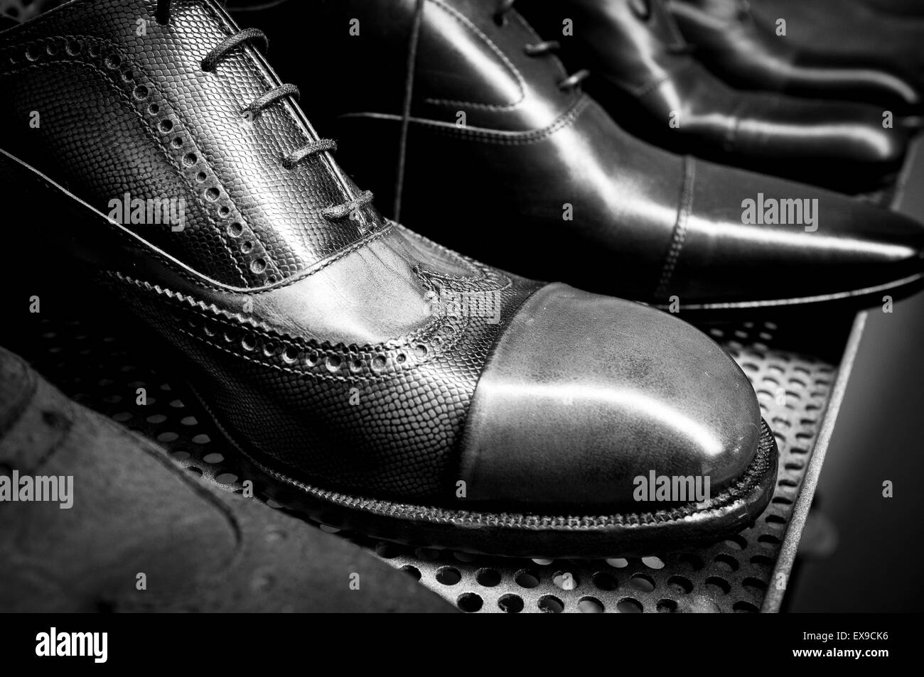 Schuhe zum Verkauf in einem Schuhgeschäft in Italien. Stockfoto