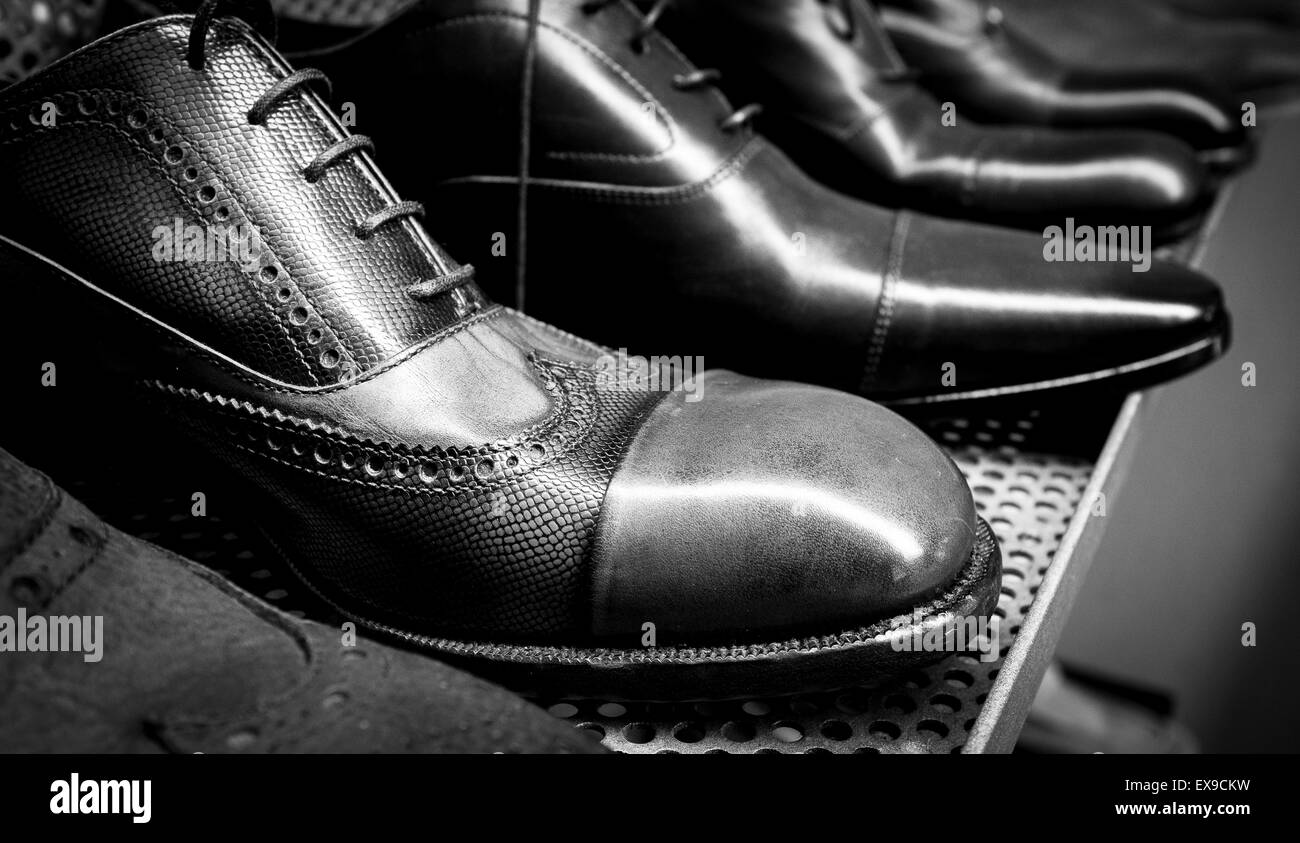 Schuhe zum Verkauf in einem Schuhgeschäft in Italien. Stockfoto