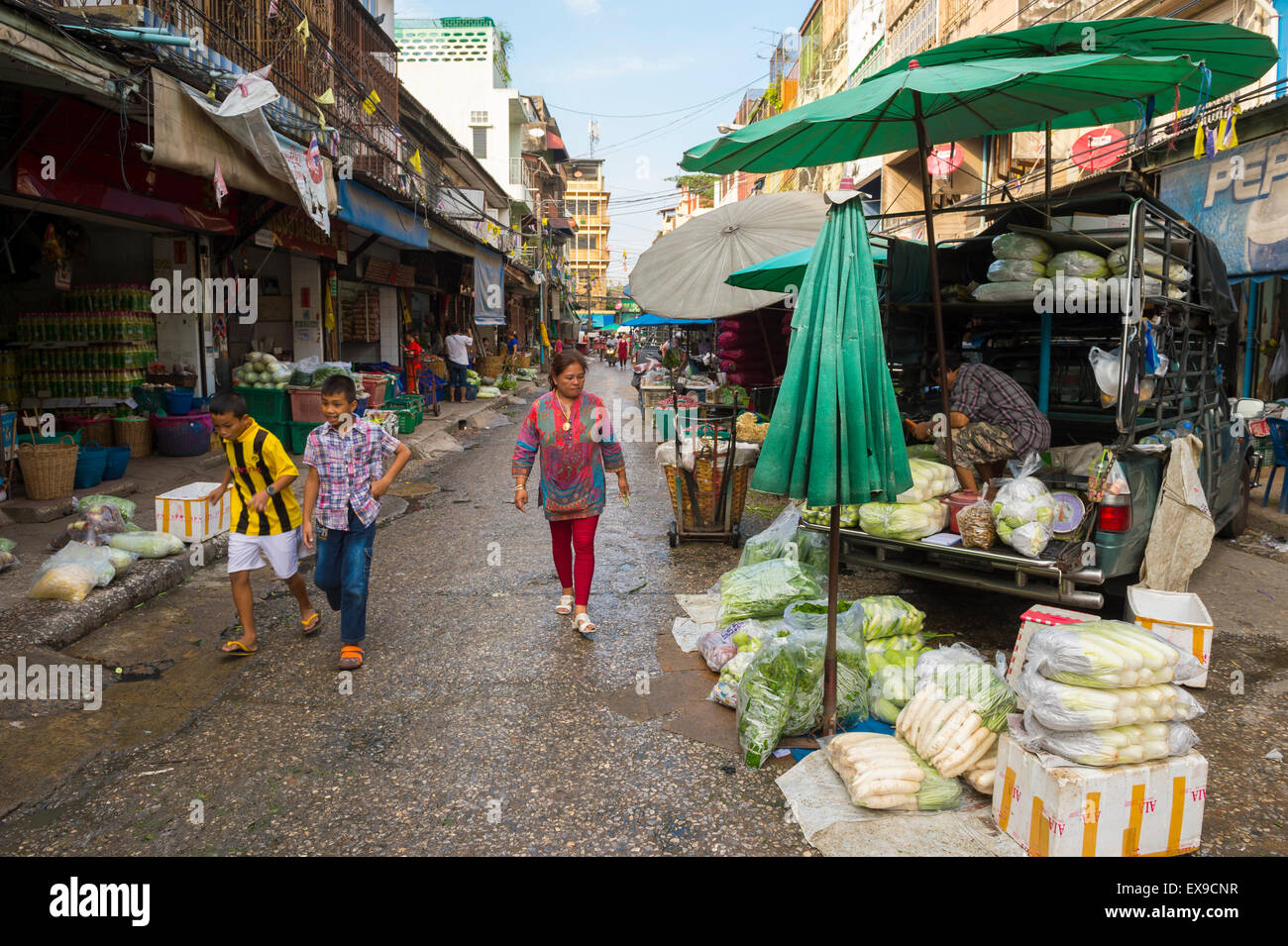 BANGKOK, THAILAND - 27. Oktober 2014: Thais gehen vorbei an Anbietern auf dem großen Pak Khlong Talat Obst- und Gemüse-Markt. Stockfoto