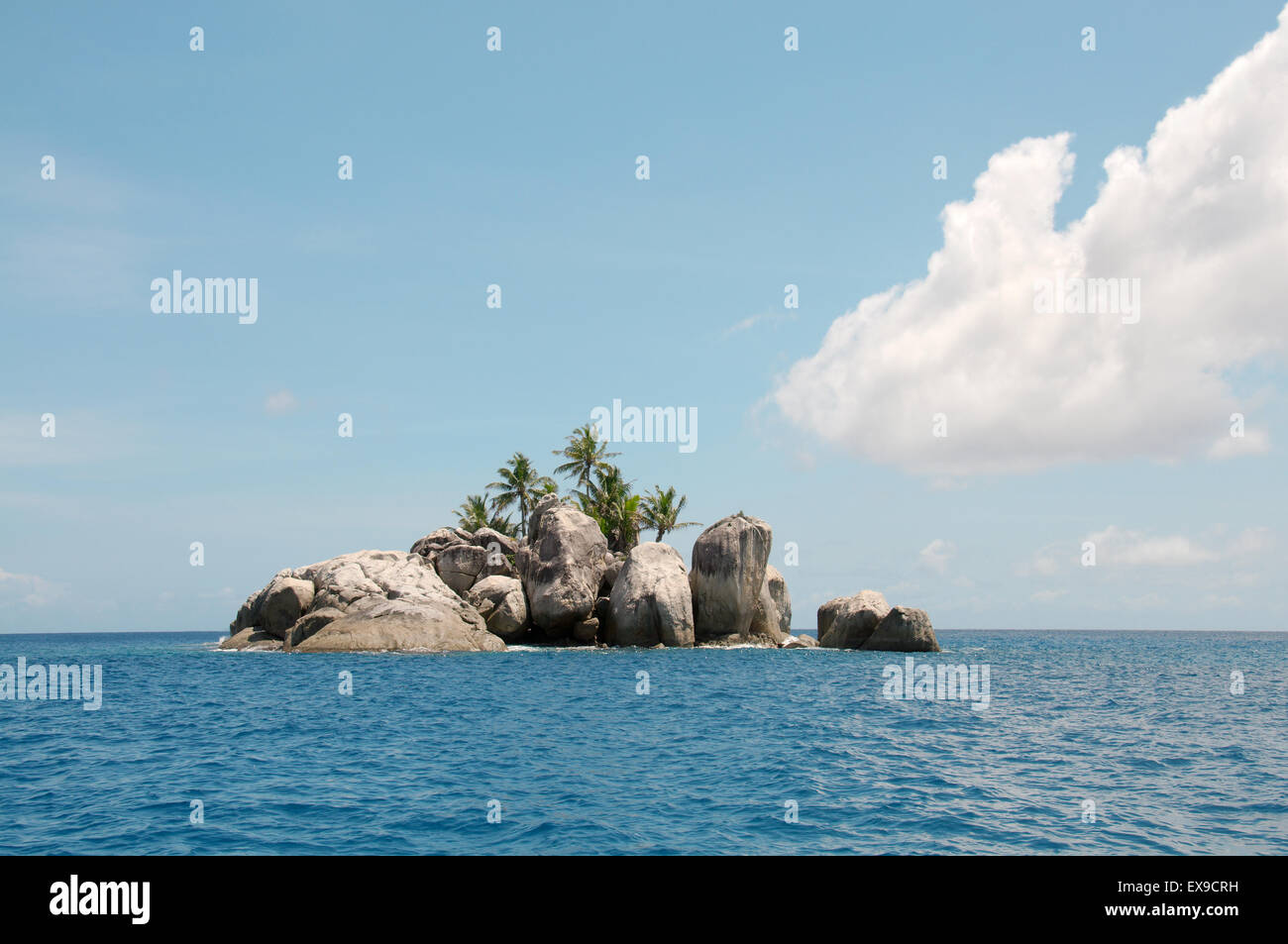 Eine kleine felsige Insel mit Palmen in der Nähe der Insel Mahé, Indischer Ozean, Seychellen Stockfoto
