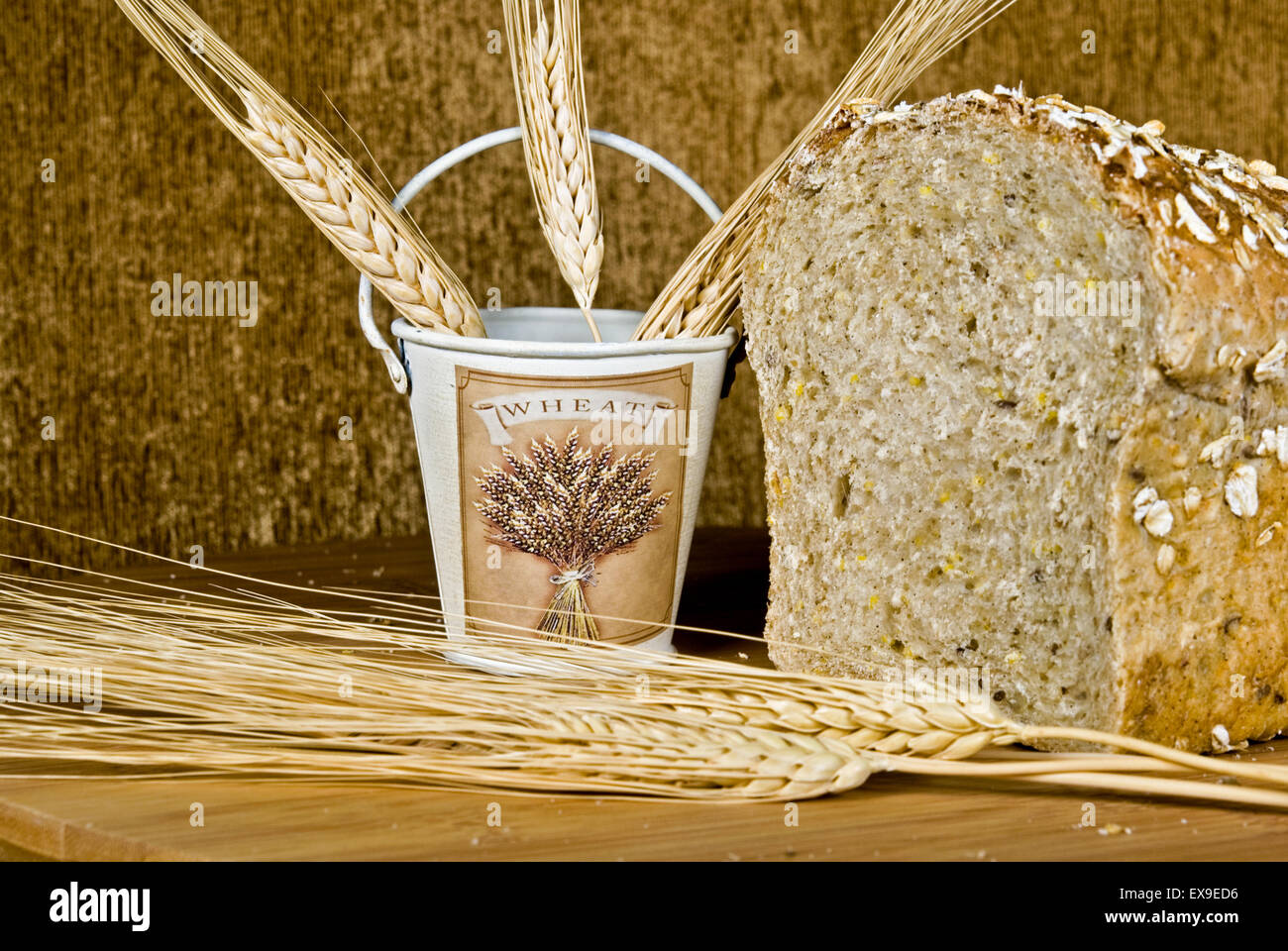 Vollkornbrot mit rohem Weizen. Stockfoto