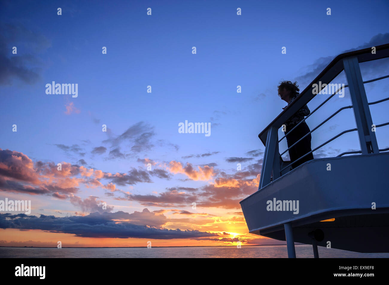 Kreuzfahrt Schiff Passagier auf der Terrasse bei Sonnenuntergang Stockfoto