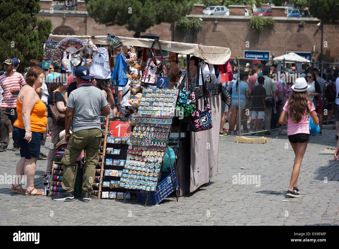 Rom, Italien. 9. Juli 2015. Souvenir-Verkäufer und Menge der Touristen - durch die Wirkung der Artillerie und der Ablehnung der Beanstandung durch das Verwaltungsgericht, die Straßenverkäufer und die Lebensmittel-Anbietern mit LKW werden alle Aktivitäten in den wichtigsten archäologischen Stätten der italienischen Hauptstadt verboten. Die legale Anbieter beschweren sich, dass ihr Geschäft durch illegale Straßenhändler Credit 'besetzt' wird: Francesco Gustincich/Alamy Live News Stockfoto