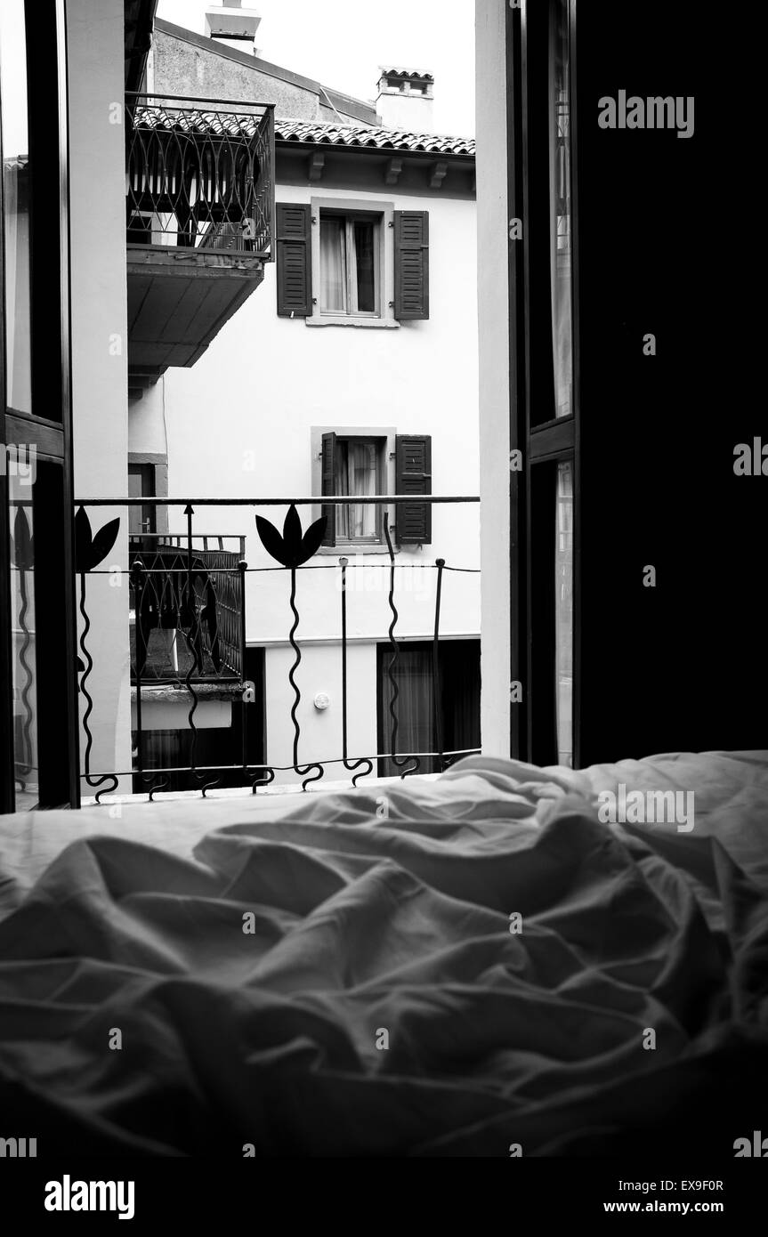 Blick vom Hotel Schlafzimmerfenster in ein Haus in Italien. Stockfoto