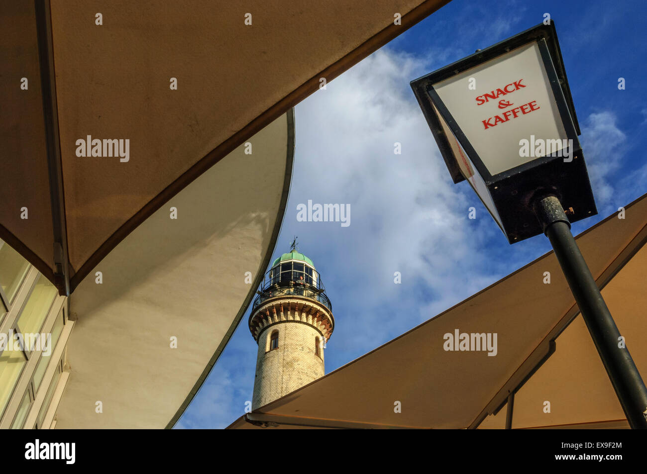 Deutschland, Rostock-Warnemünde, Leuchtturm und teepott Stockfoto