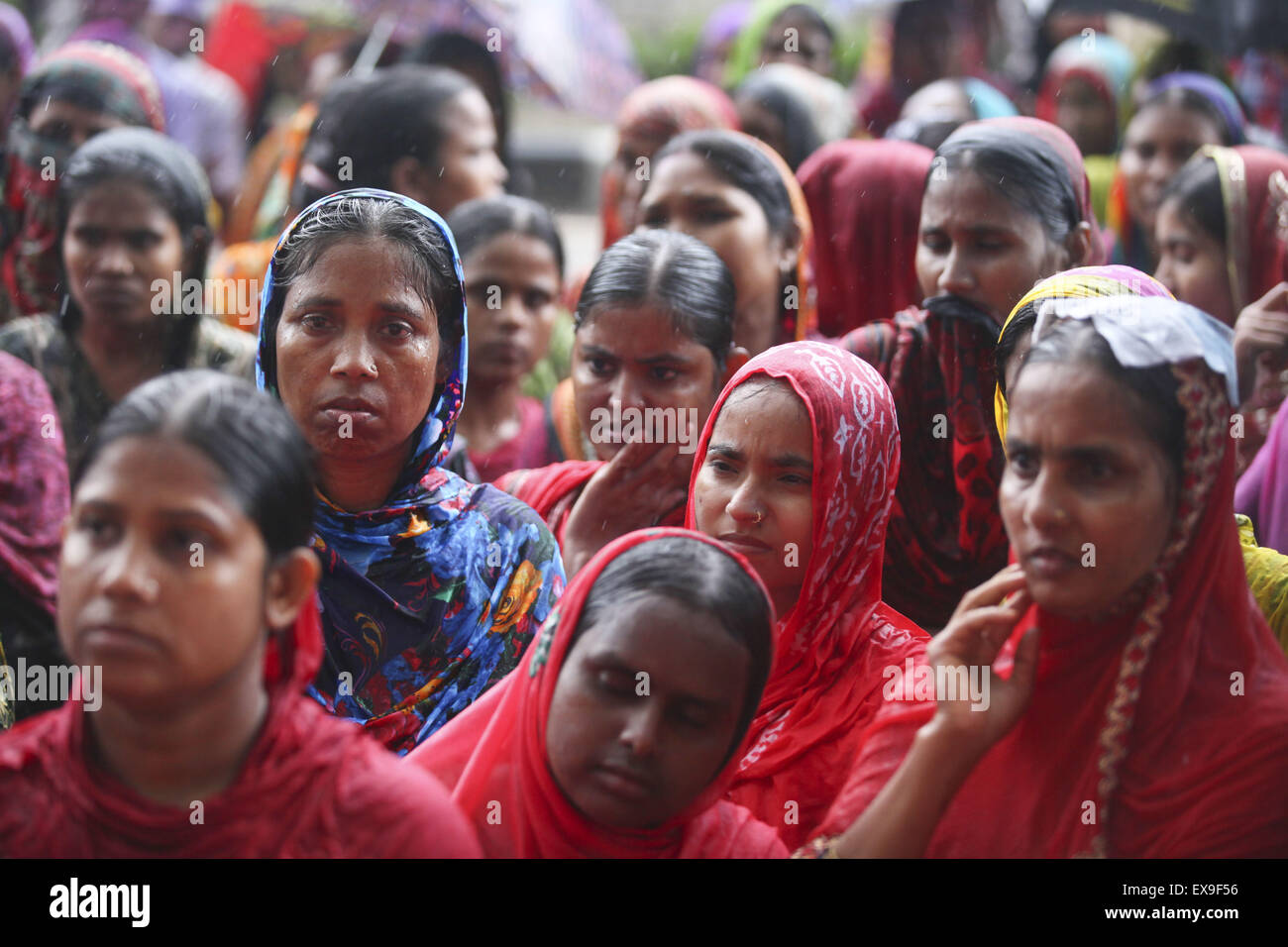 Dhaka, Bangladesch. 9. Juli 2015. Bangladeshi Kleidungsstücke Arbeitnehmer aus geschlossenen Swan Kleidungsstücke Fabrik Proteste in Dhaka für anspruchsvolle ihre vier Monate fällig Löhne vor dem Eid-fest. Bildnachweis: Suvra Kanti Das/ZUMA Wire/ZUMAPRESS.com/Alamy Live-Nachrichten Stockfoto