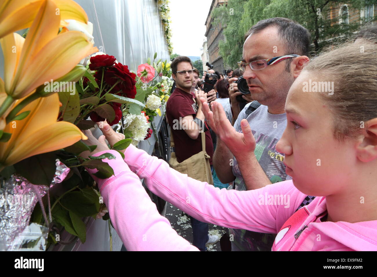 Sarajevo, Bosnien und Herzegowina. 9. Juli 2015. Menschen legen Blumen auf einem LKW mit Särgen Überreste von 136 neu identifizierte Opfer in Sarajevo, die Hauptstadt von Bosnien und Herzegowina, am 9. Juli 2015. Hunderte von Menschen versammelten sich in der Innenstadt am Donnerstag zu ihrem Abschied neu identifizierte Opfer des Massakers von Srebrenica. Bildnachweis: Haris Memija/Xinhua/Alamy Live-Nachrichten Stockfoto