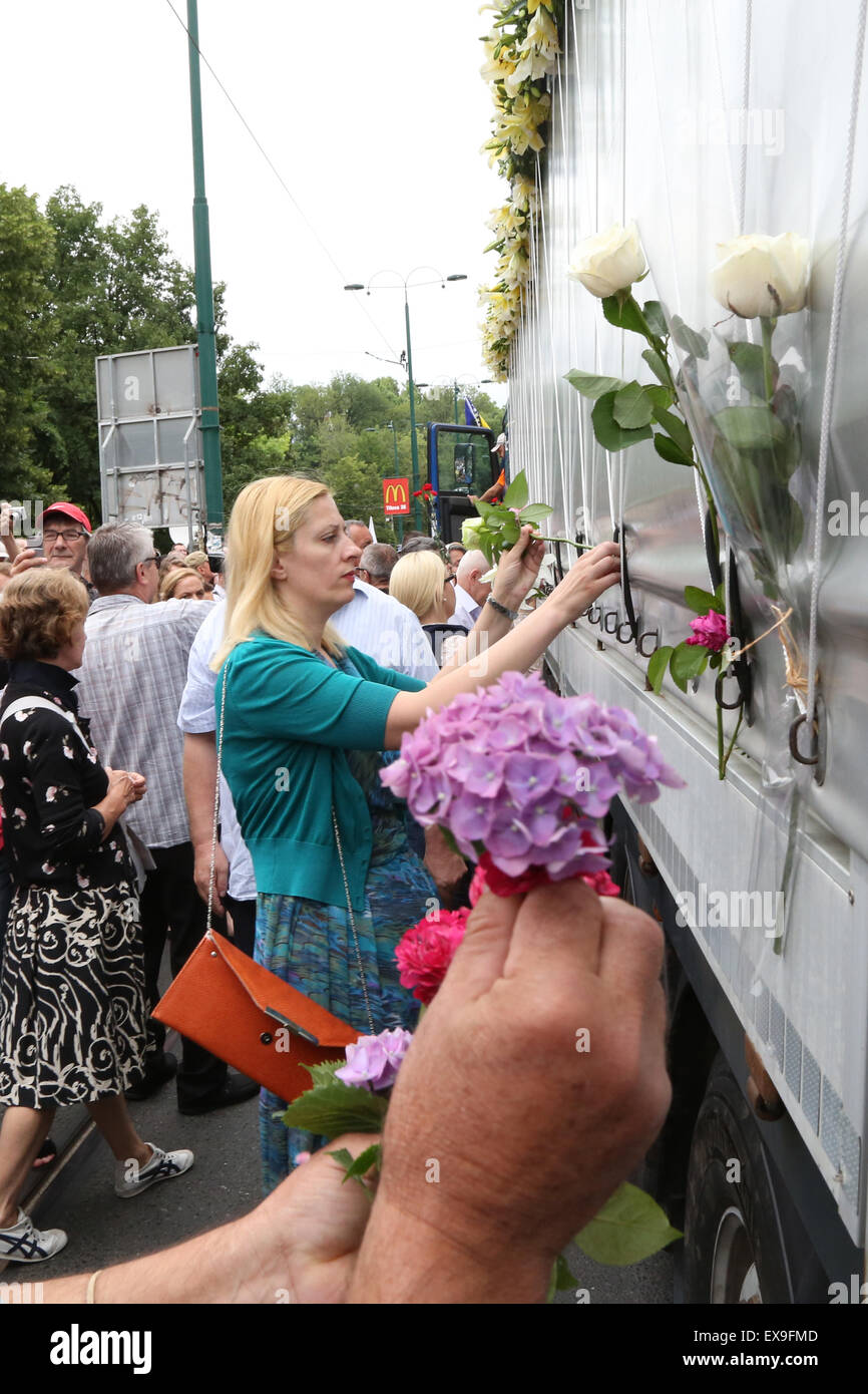 Sarajevo, Bosnien und Herzegowina. 9. Juli 2015. Menschen legen Blumen auf einem LKW mit Särgen Überreste von 136 neu identifizierte Opfer in Sarajevo, die Hauptstadt von Bosnien und Herzegowina, am 9. Juli 2015. Hunderte von Menschen versammelten sich in der Innenstadt am Donnerstag zu ihrem Abschied neu identifizierte Opfer des Massakers von Srebrenica. Bildnachweis: Haris Memija/Xinhua/Alamy Live-Nachrichten Stockfoto