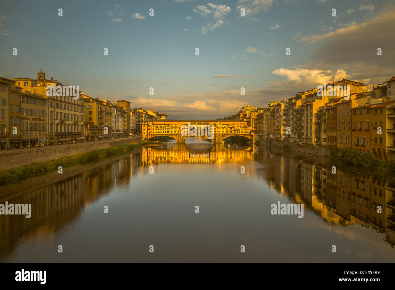 Blick auf die Ponte Vecchio Brücke als die Sonne-Stes hinter mir in Florenz, Italien Stockfoto