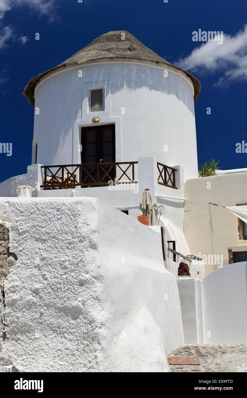 Eine typische weiße Windmühle umgewandelt in ein Haus in Oia, Santorini, Griechenland. Stockfoto