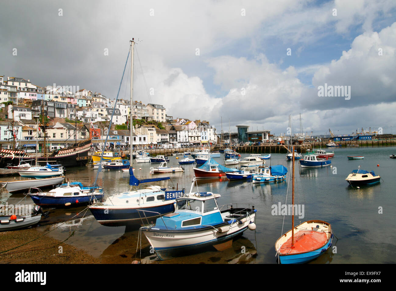 Grauer Tag im Hafen von Brixham Devon England UK Stockfoto