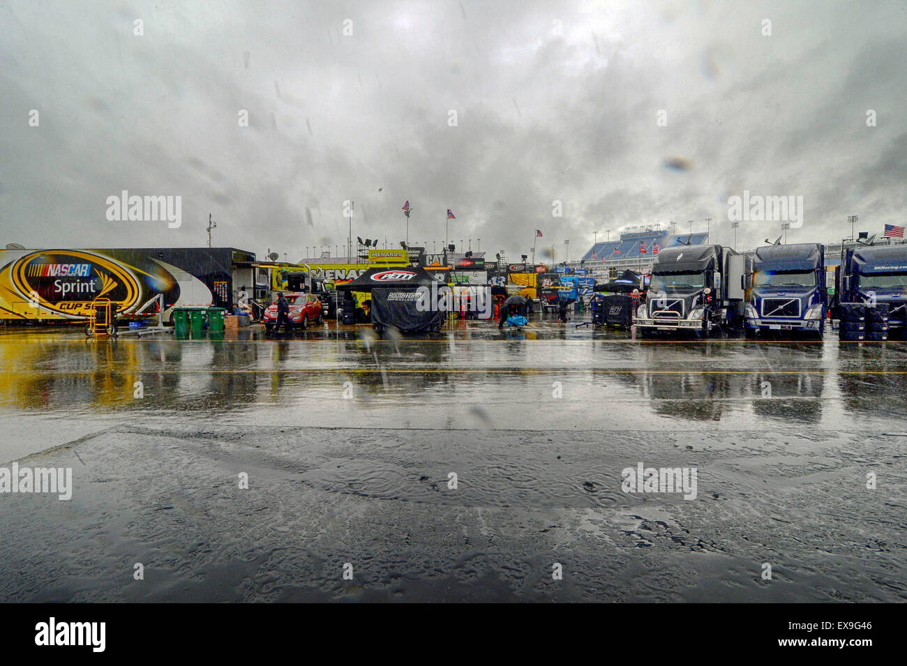 Sparta, KY, USA. 14. März 2015. Sparta, KY - 9. Juli 2015: The Sprint Cup Garage wartet ruhig auf den Regen auf dem Kentucky Speedway in Sparta, KY am Ende © Csm/Alamy Live-Nachrichten Stockfoto