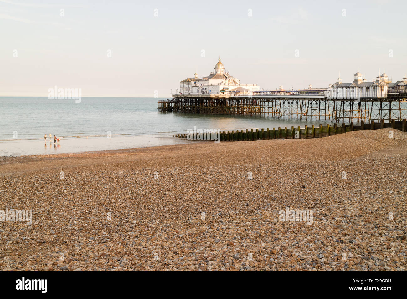 Eastbourne Pier auf einen ruhigen Abend mit einer Gruppe von Menschen am Meer Stockfoto