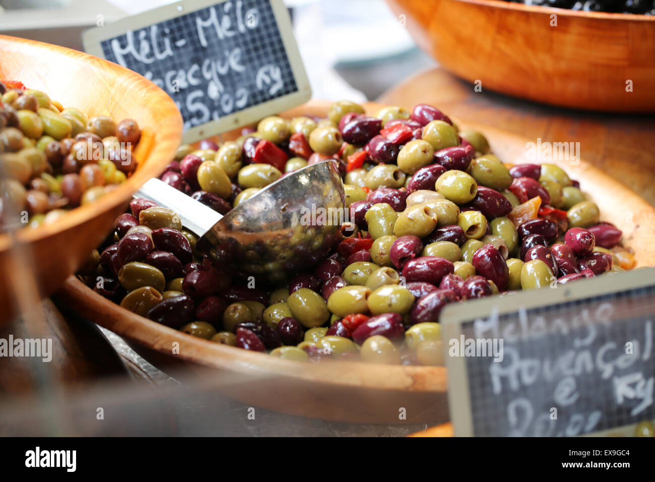 Frische Oliven zum Verkauf auf einem französischen Marktstand, aus ökologischem Anbau, frei von Pestiziden und wunderschön präsentiert Stockfoto