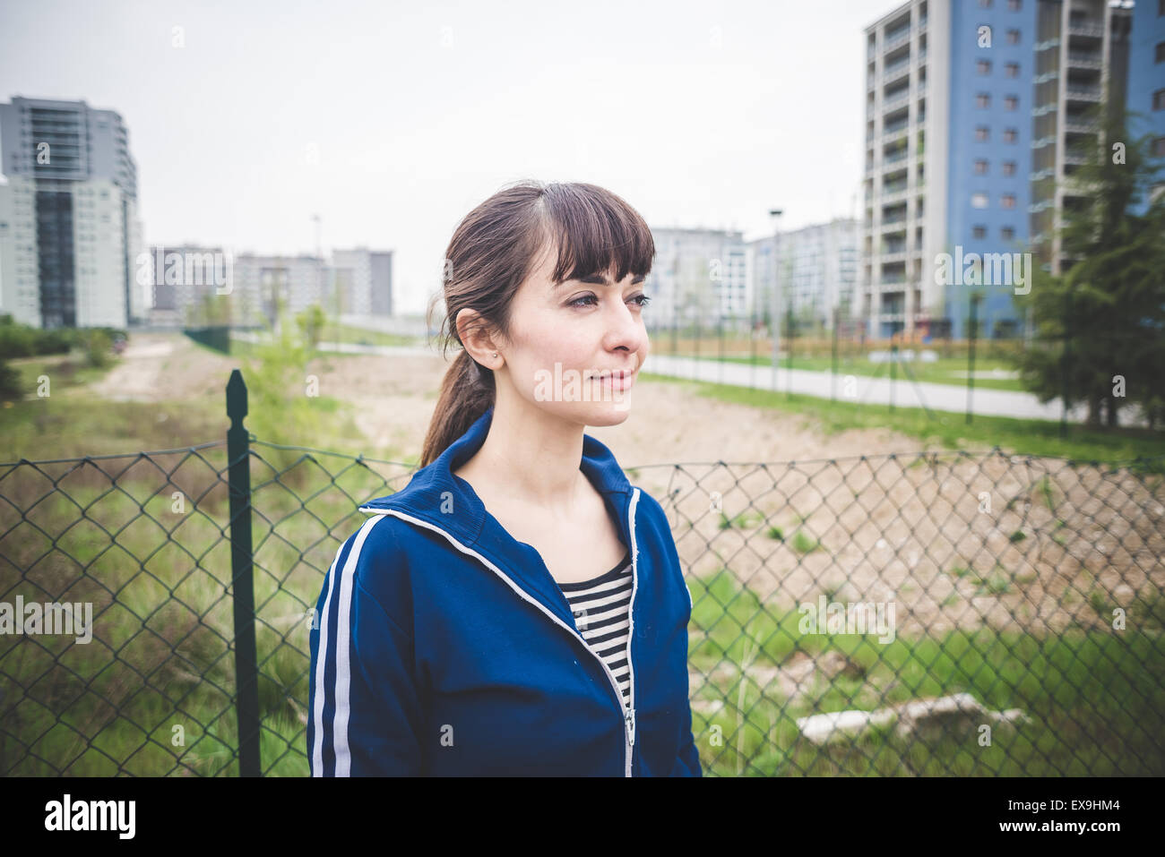 schöne Frau in einer desolaten Lurban Landschaft Stockfoto