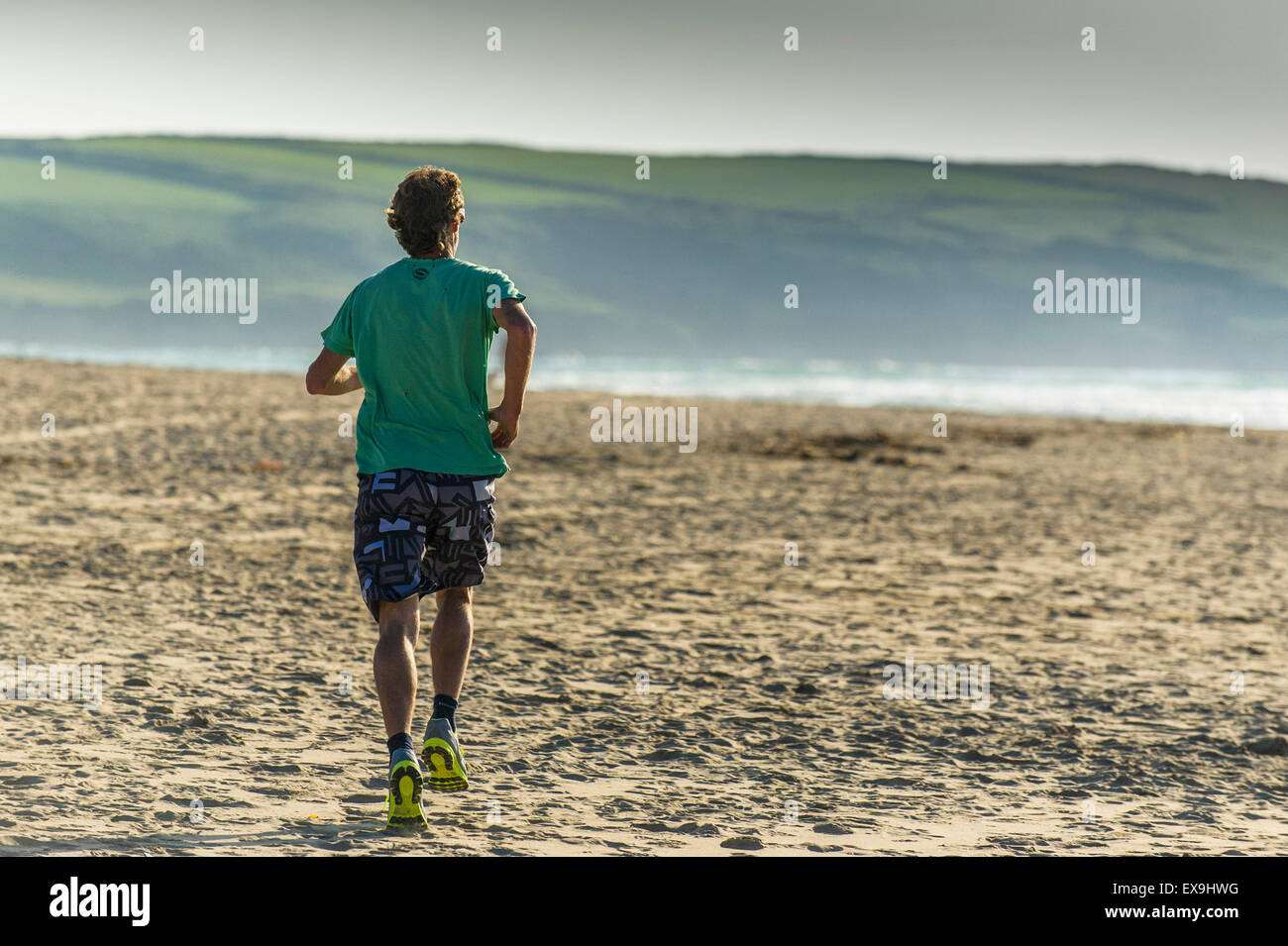 Ein Läufer auf Crantock Beach in Newquay, Cornwall. Stockfoto