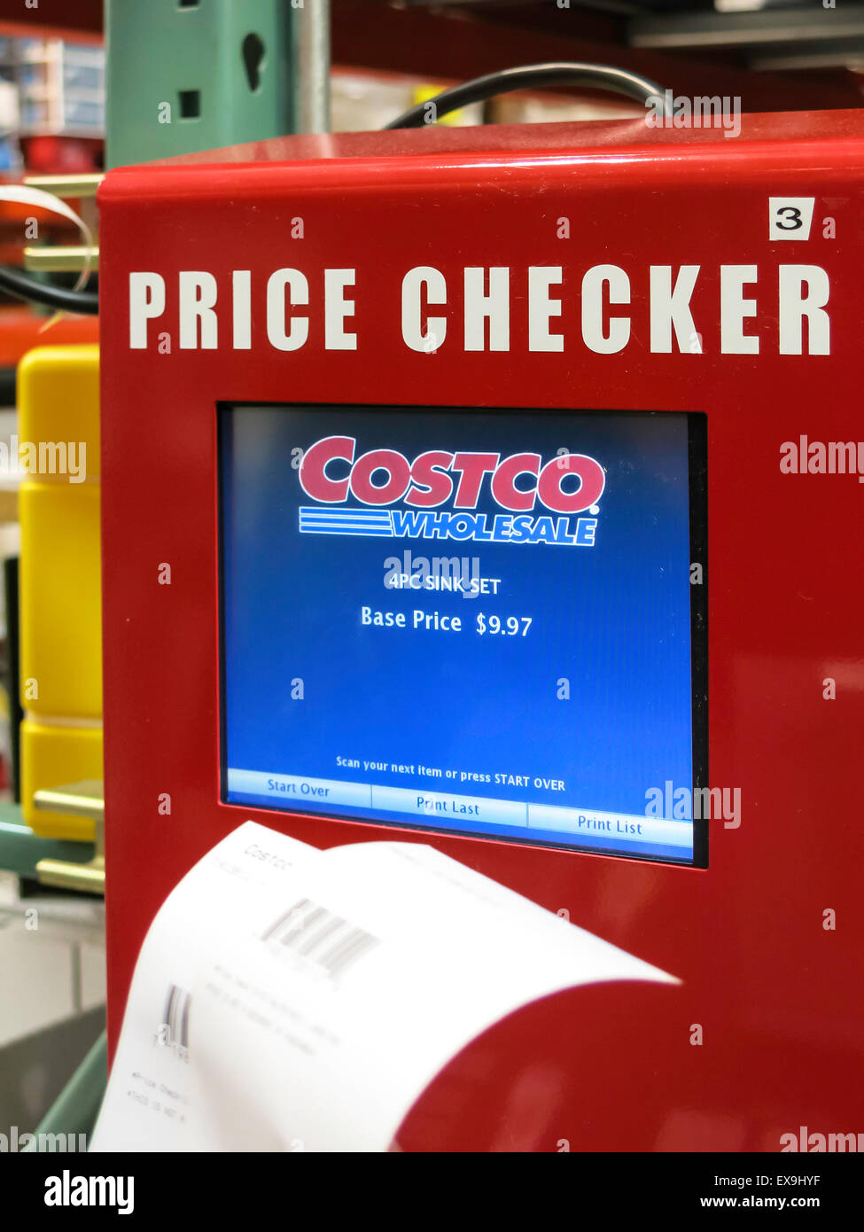 Self-Service-Preis-Check-Maschine an Costco, USA Stockfoto