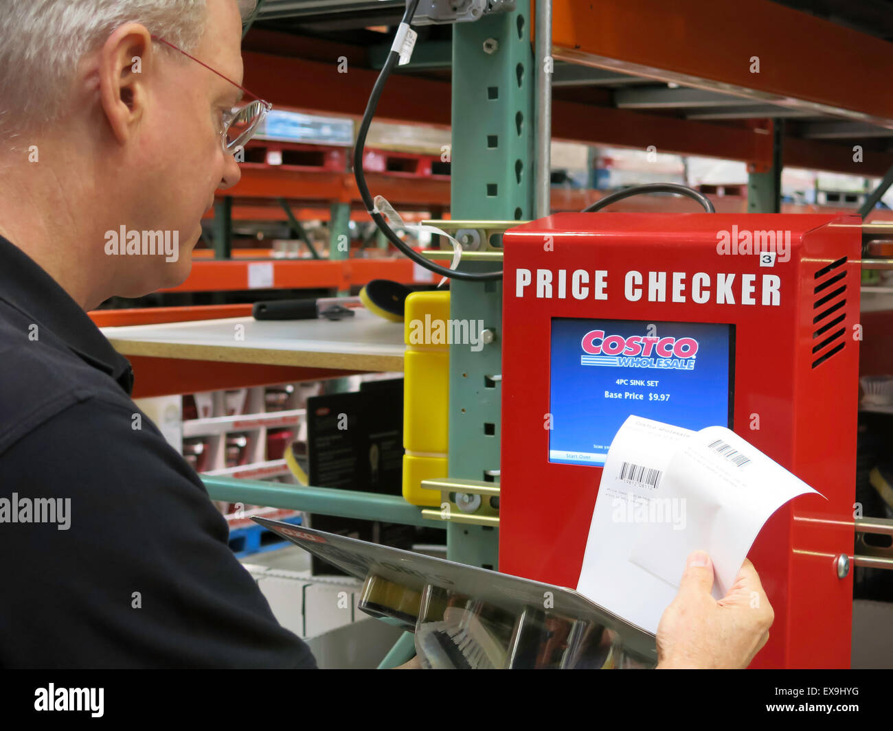Self-Service-Preis-Check-Maschine an Costco, USA Stockfoto