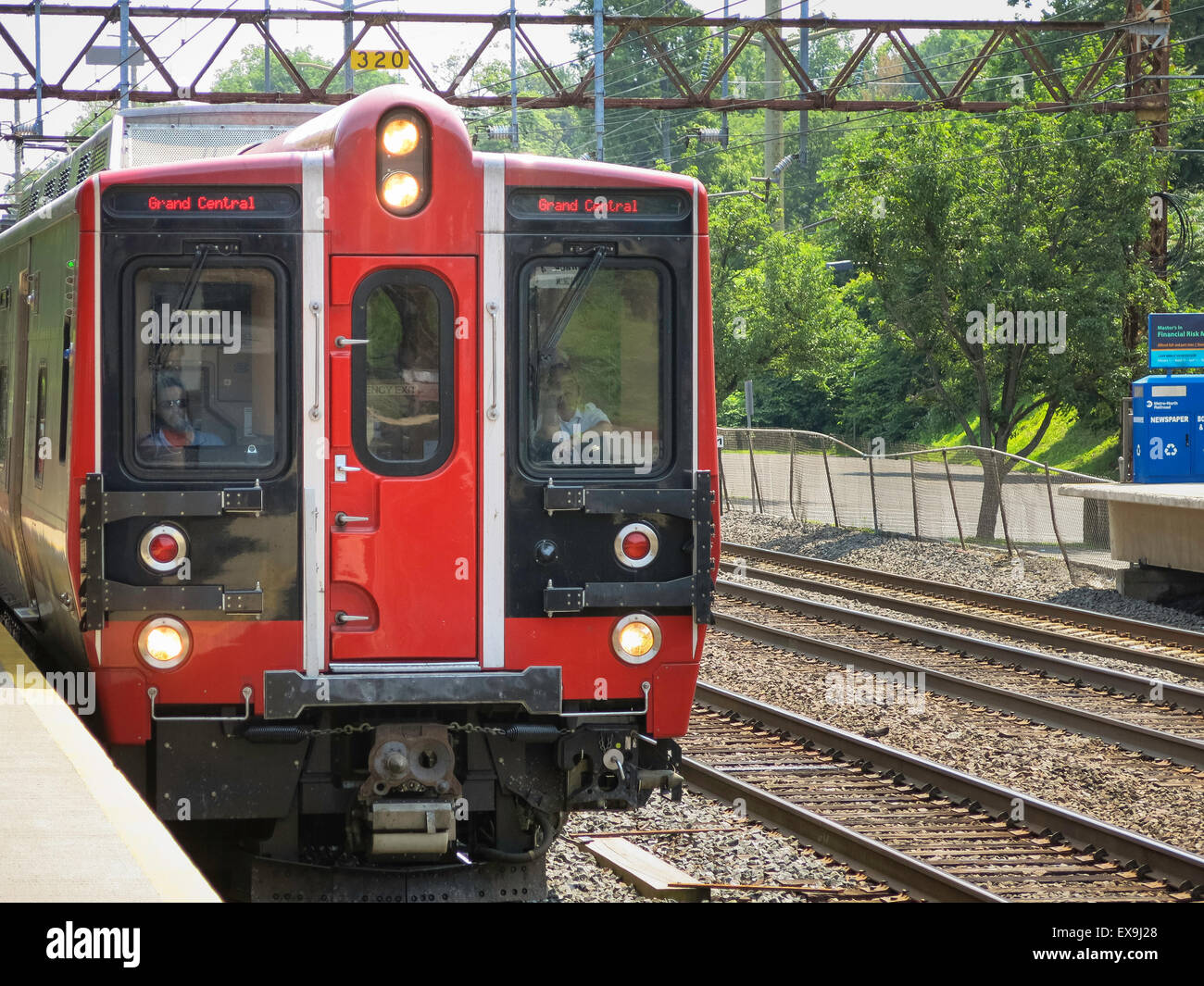 Metro-North Zug Ankunft am Fluss-Station, Riverside, CT, USA Stockfoto