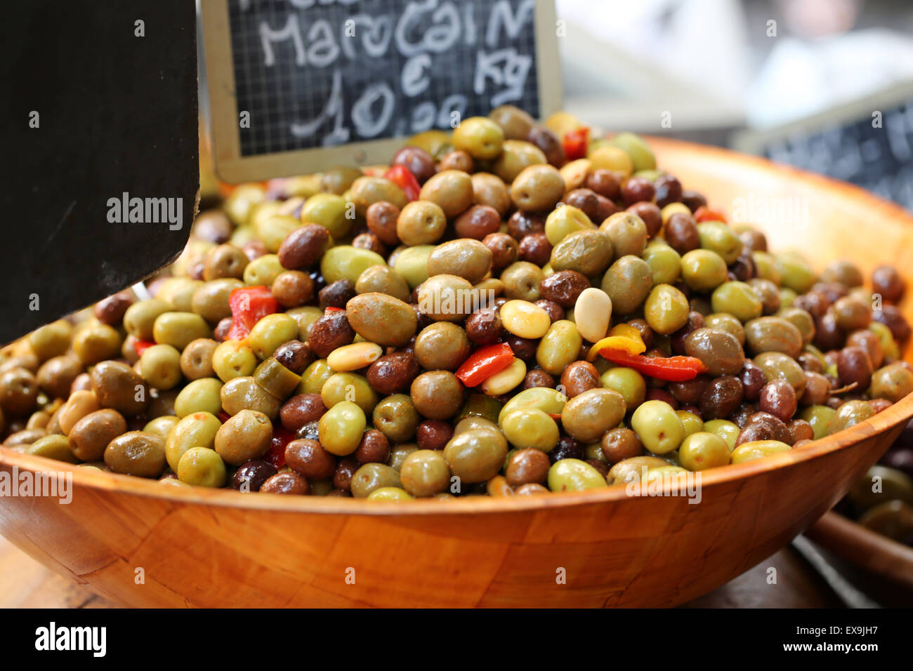Frische Oliven zum Verkauf auf einem französischen Marktstand, aus ökologischem Anbau, frei von Pestiziden und wunderschön präsentiert Stockfoto