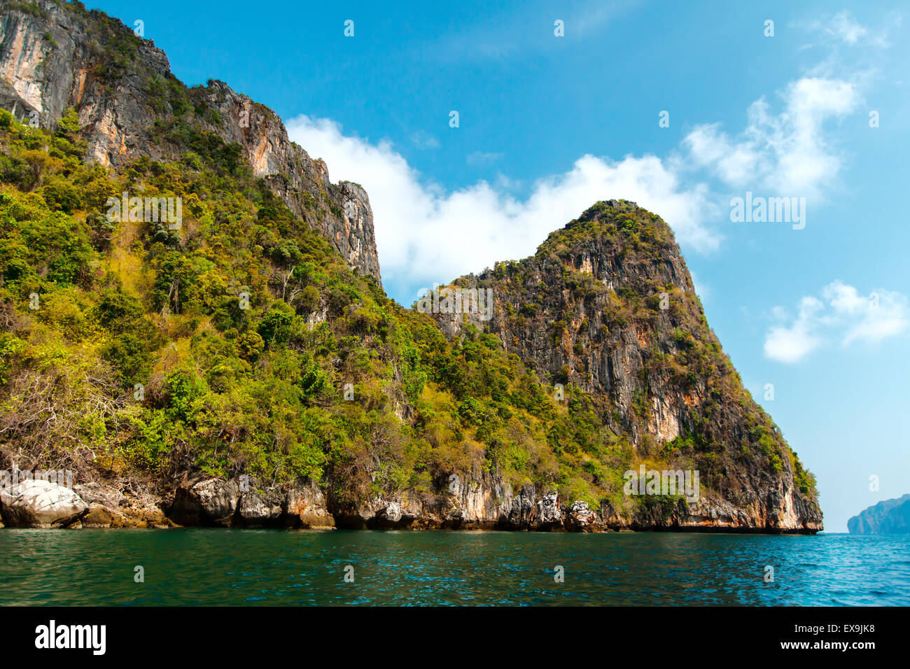 Rock-Tropeninsel mit grünen Steinen am tiefblauen Meer Philippinen Boracay Sommerinsel Stockfoto